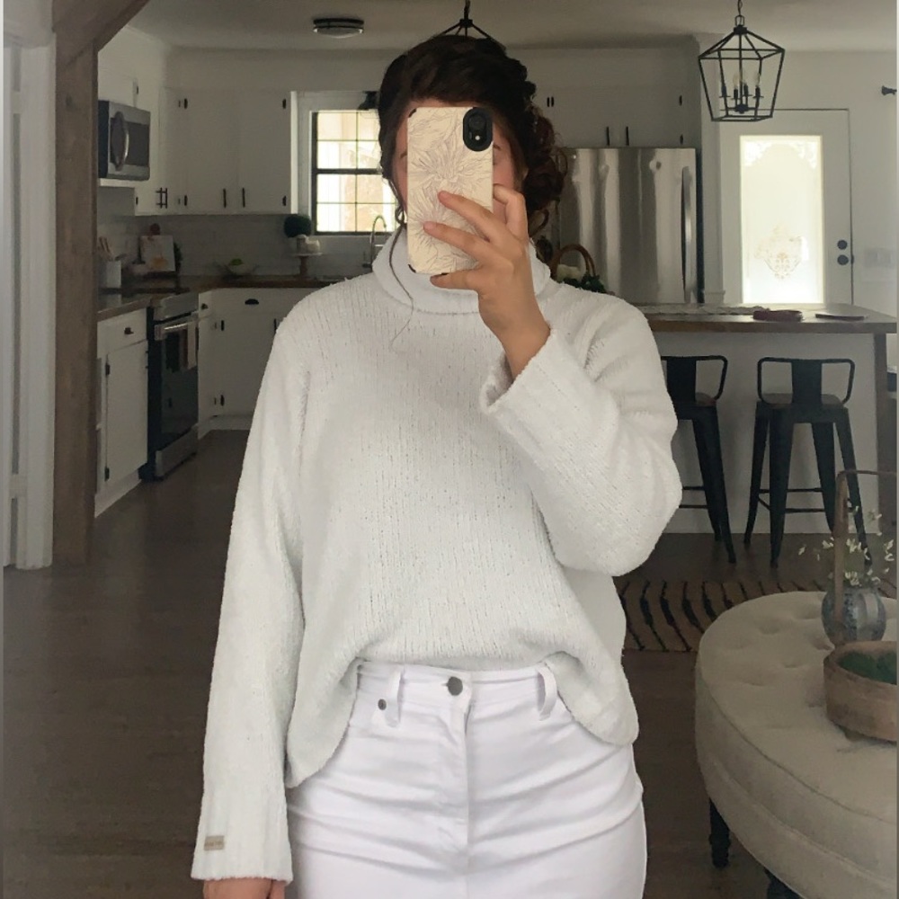 Women’s Columbia white turtle neck knit sweater